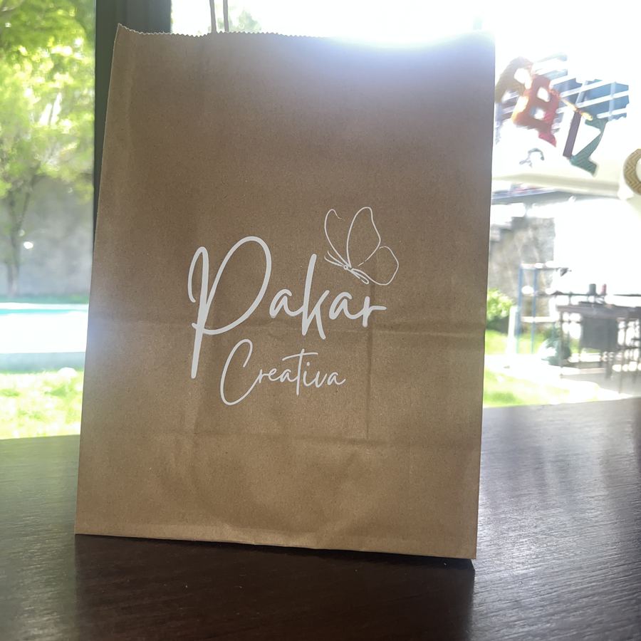 Bolsa kraft con logo blanco de Pakar Creativa