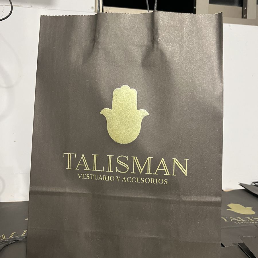 Bolsa negra con logo dorado de Talisman