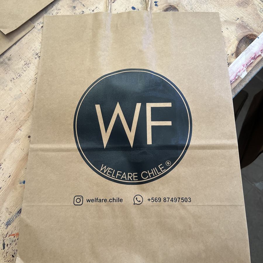 Bolsas recién impresas sobre el mesón del taller